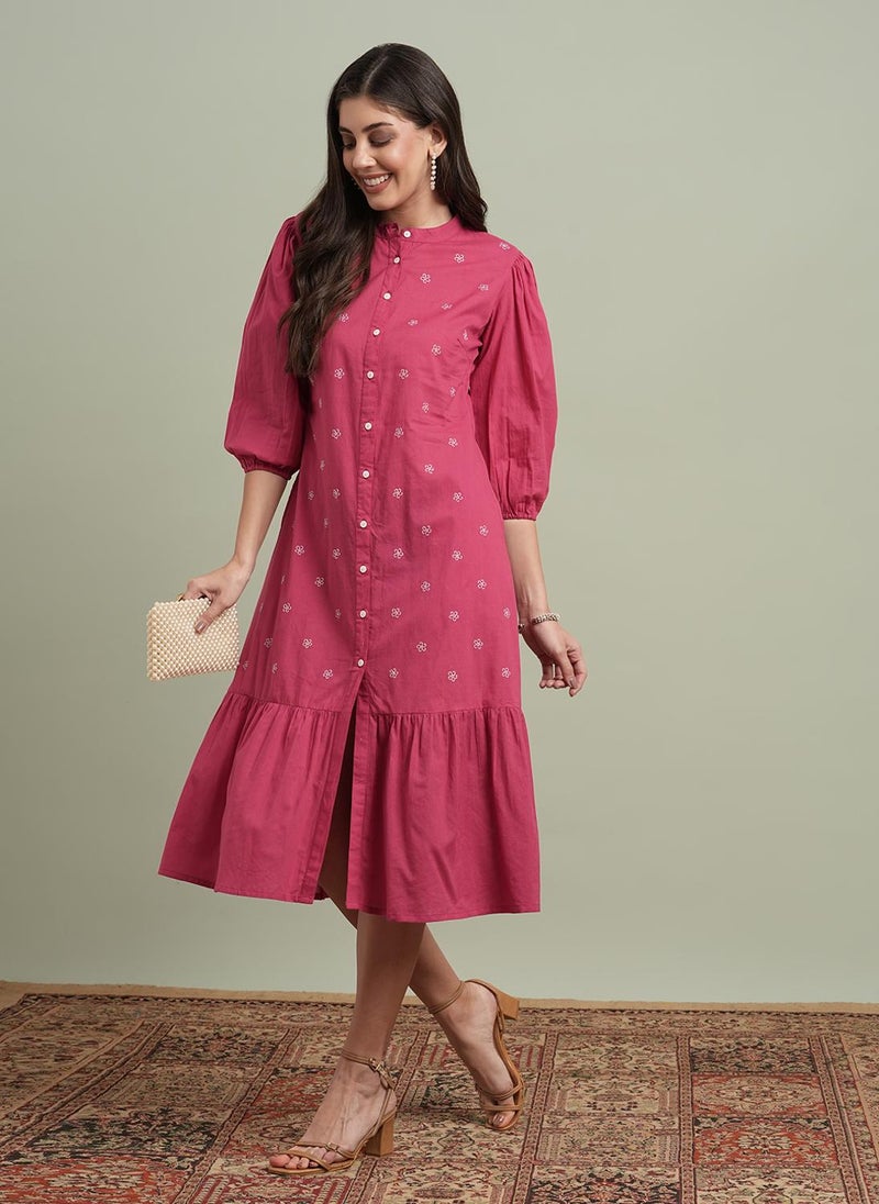 جلو باص فستان ميدي نسائي مورد بياقة مستديرة وأكمام منتفخة وحافة مكشكشة مطرز بالزهور - Image 1